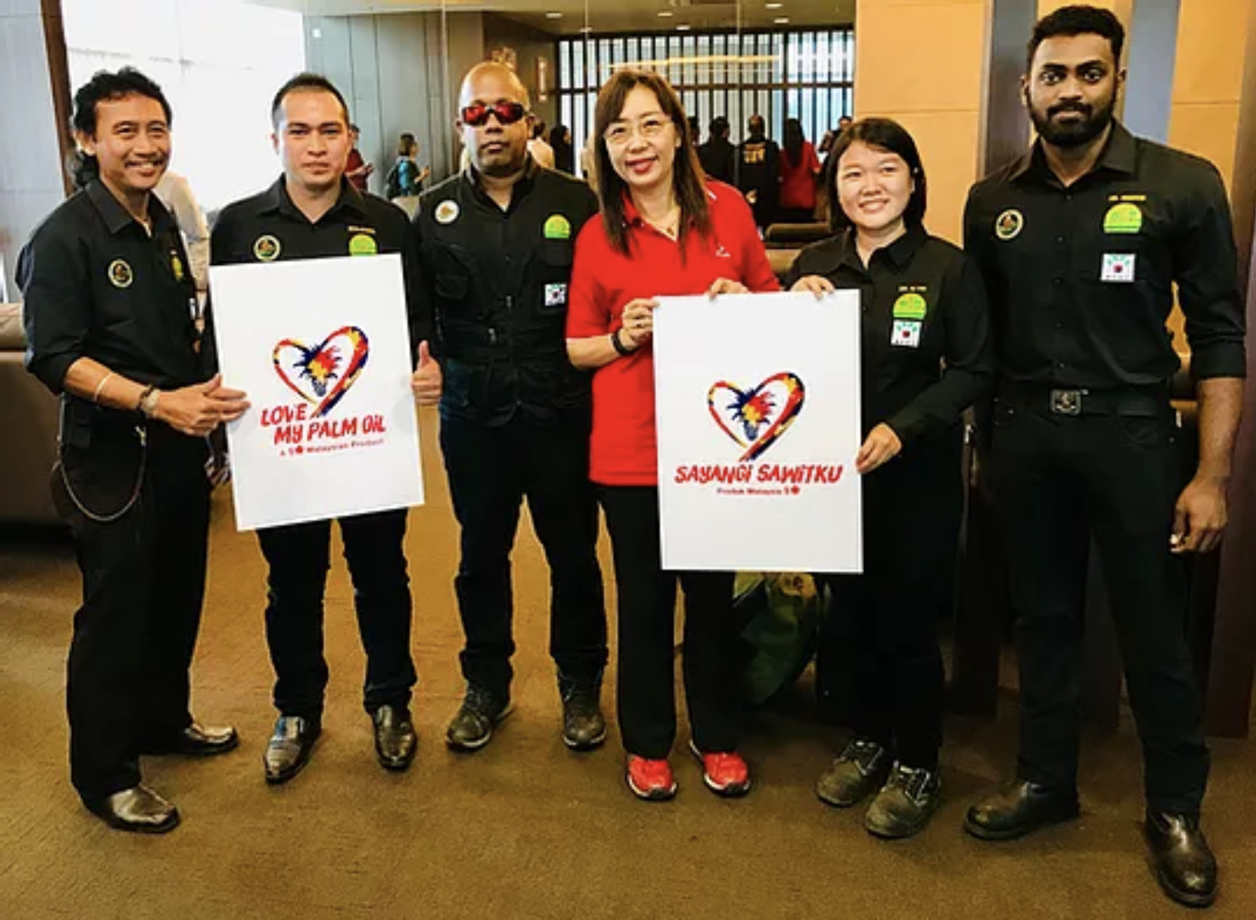 Members of Sabah Wildlife Rescue Unit with Minister of Primary Industries, Yang Berhormat Puan Teresa Kok